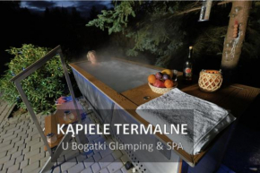 U Bogatki Glamping & SPA to klimatyczny, drewniany domek dla maksymalnie 7 osób z kąpielami i zabiegami termalnym SPA, położony, w lesie niedaleko Jeziora Rożnowskiego Gródek nad Dunajcem, idealny na 